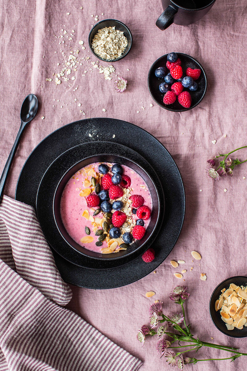 Berry Smoothie Bowl ist das perfekte schnelle Frühstück mit jeder Menge Früchten.