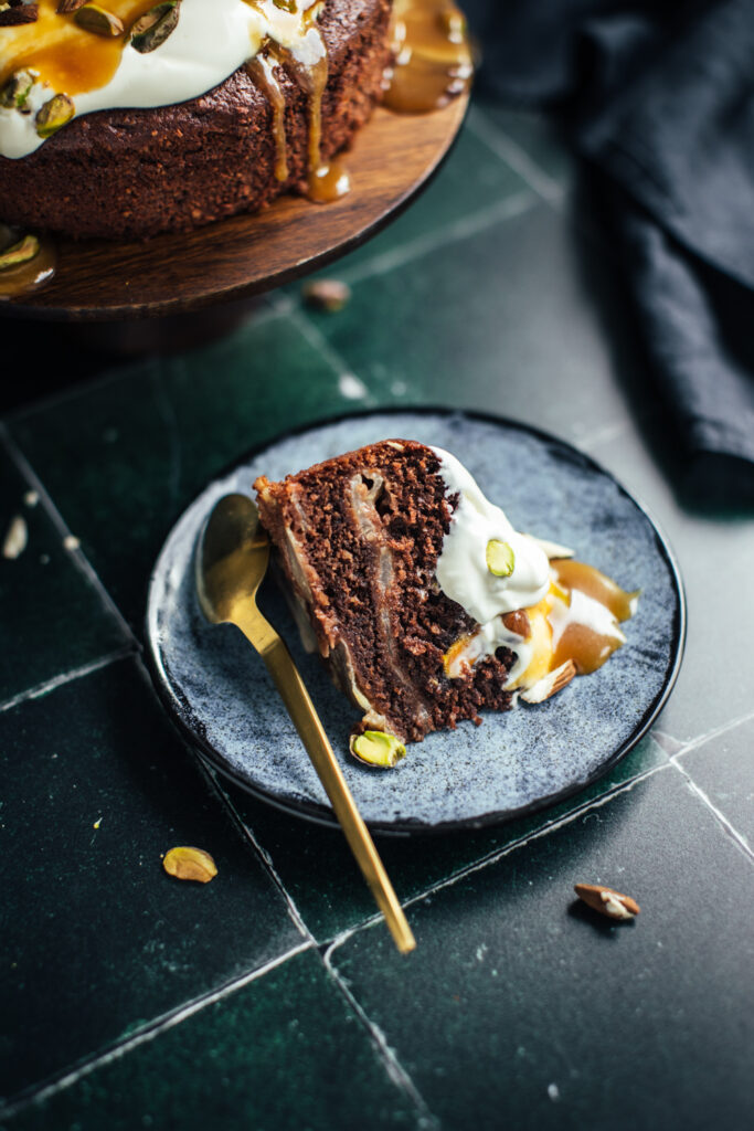 Schokoladen-Birnen-Torte mit Schmand, Nüssen und Karamellsauce, Lisa Nieschlag Food Fotografie Münster Krefeld