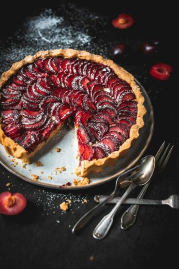 Pflaumen Frangipane Tarte, Lisa Nieschlag, Food Fotografie, Münster, NRW